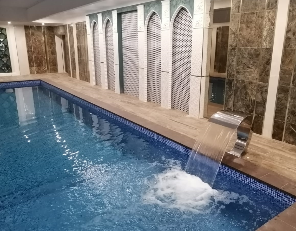 Интерьер частного бассейна в частном доме